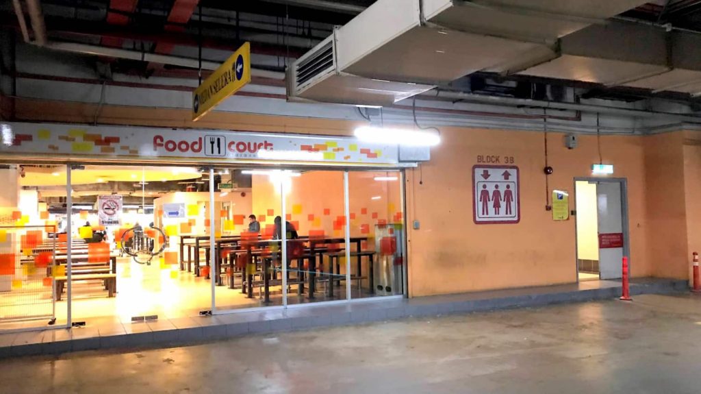 KLセントラル駅横にあるオフィスビル、プラザセントラルの地下にあるフードコートの入り口。地下の駐車場階にある。