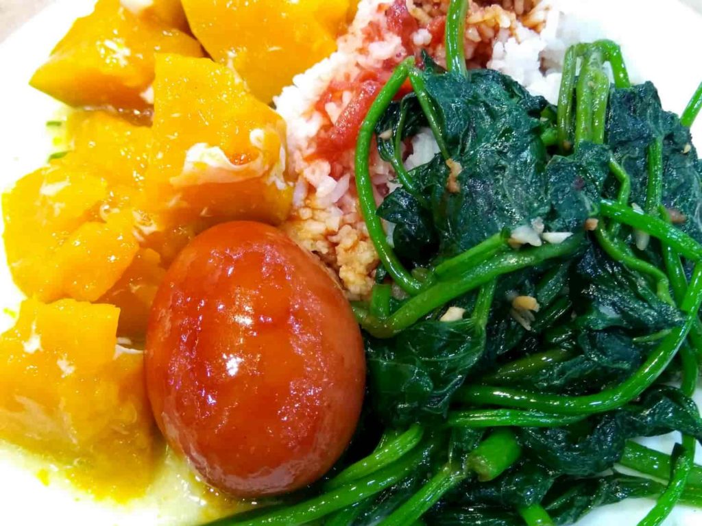 ポップコーンフードホールのミックスライス（経済飯）緑黄色野菜多め